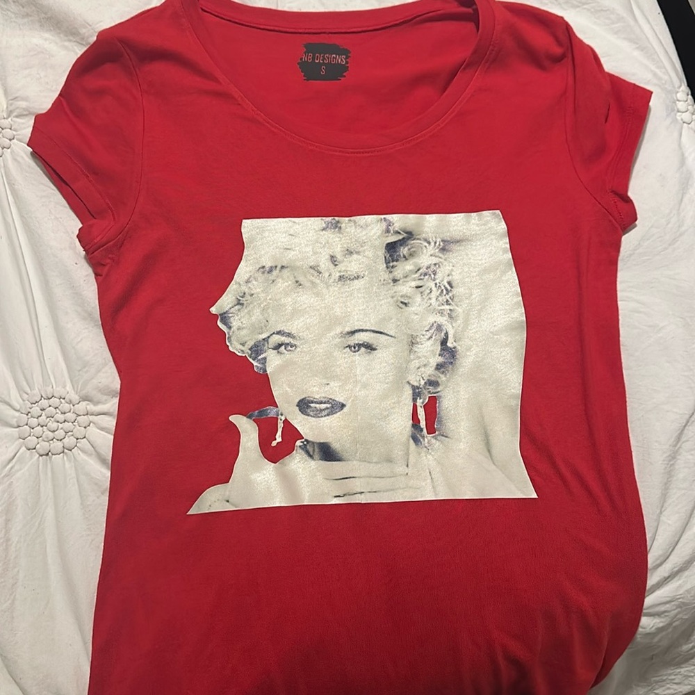 Red blouse - Madonna